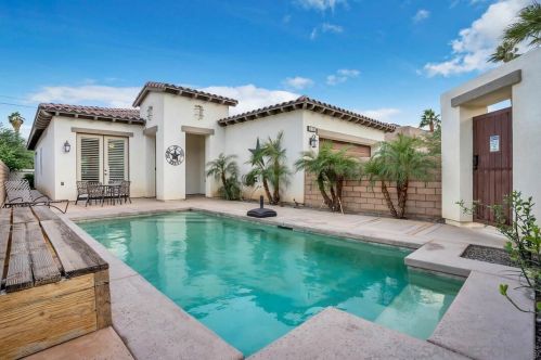 52090 Avenida Mendoza, La Quinta CA  92253-3296 exterior