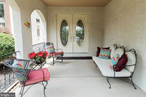 10 Raffaella Dr, Southampton, PA 18966-2342