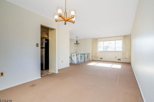 5 Hillside Dr, Clinton NJ 08809-1213 exterior