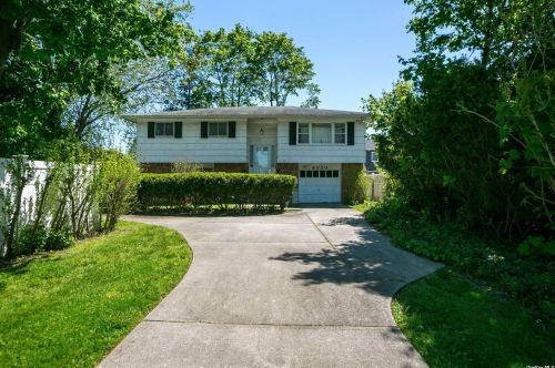 4020 Clark St, Seaford, NY 11783-2202