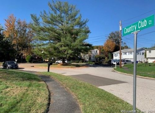 2 Country Club Ct, Norwalk CT  06851-5601 exterior