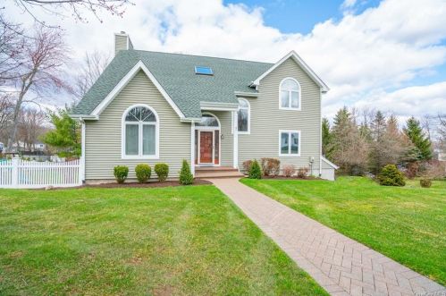 1340 Sunny Ridge Rd, Mohegan Lake, NY 10547-1430