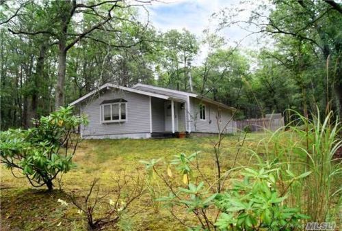 219 Parkway Dr, Baiting Hollow, NY 11933-9797