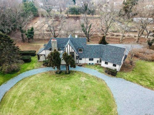 156 Gnarled Hollow Rd, Strongs Neck, NY 11733-1976