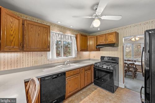 6 Norwood House Rd, Downingtown, PA 19335-2365