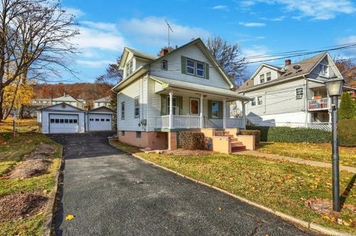 3 Pleasant Ave, Airmont, NY 10901-4606