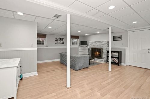 33 Windsor Rd, Huntington CT 06484-5022 exterior