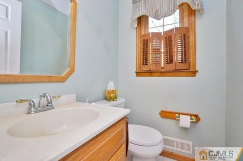 18 Hamilton Dr, East Brunswick NJ  08816-2709 exterior