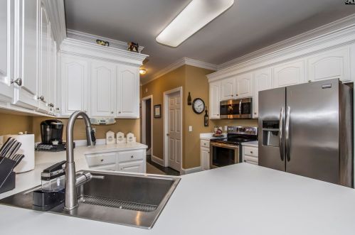 140 Clubhouse Dr, Cayce-West Columbia SC 29172-2584 exterior