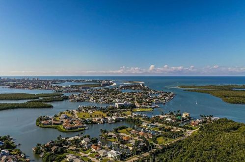 700 La Peninsula Blvd, Naples FL  34113-4039 exterior