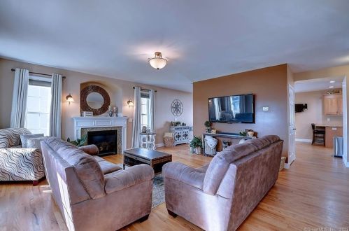 3 Bushel Rd, Plainville, CT 06062-1564