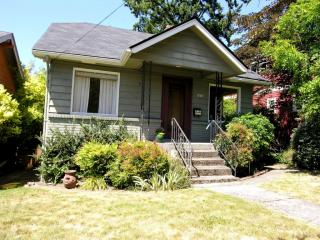 4833 33rd Ave, Seattle, WA 98105-4004