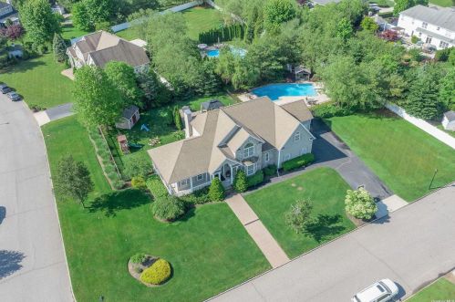 19 Sherwood Dr, Shoreham, NY 11786-2053