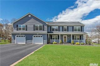 2 Foxhill Pl, Selden, NY 11784-3510
