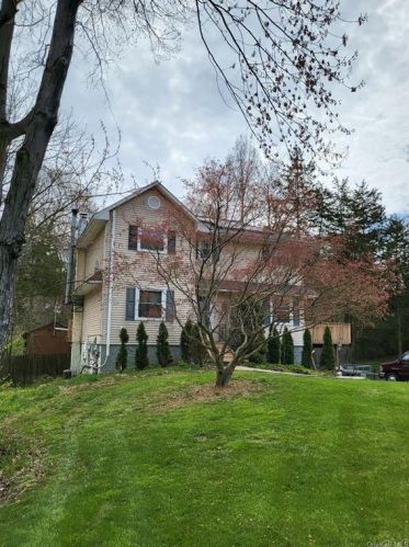 25 Sachson Pl, New Hamburg, NY 12590-3858