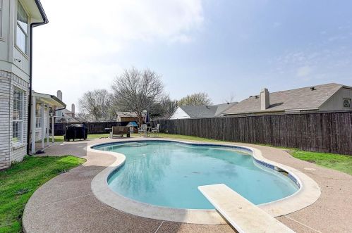 2213 Brooklake St, Denton TX  76207-1623 exterior