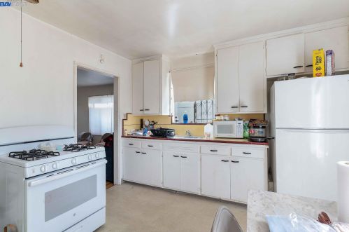 701 32 St, Oakland CA 94608-4304 exterior