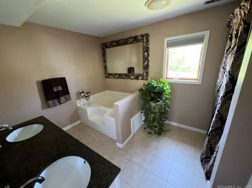 390 Boston Post Rd, Waterford CT  06385-1508 exterior