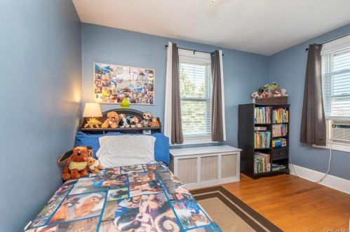 11 Sutton Pl, Crotonville NY  10562-4419 exterior