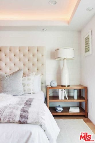 14322 Collins St, Van Nuys CA  91401-4612 exterior