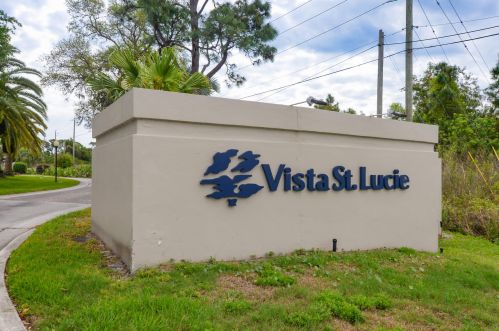 4 Lake Vista Trl, Fort Pierce FL  34952-6345 exterior