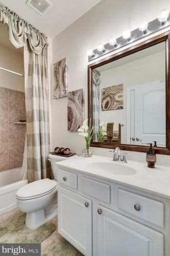 6857 Hartzell Hill Ln, Haymarket VA  20169-4944 exterior