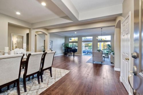 2886 Camden Dr, Vista, CA 92081-8100