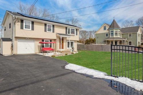 37 Walter St, Holbrook, NY 11741-1018