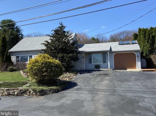 1076 Leesport Rd, Dauberville, PA 19533-9325