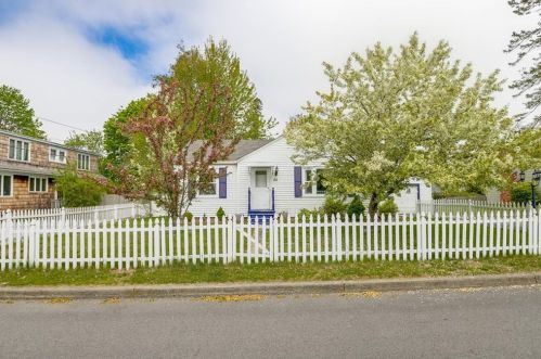 52 Coomer Ave, Warren, RI 02885-3717