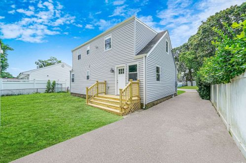 19 Stone Ave, Babylon, NY 11703-4207