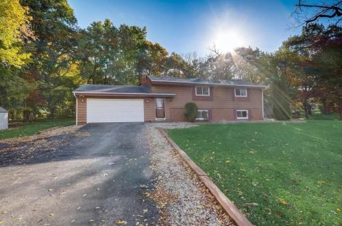 8631 Halverson Rd, Waterford, WI 53185-1130