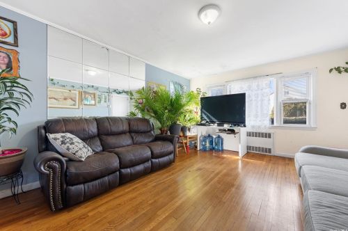 338 Cambridge Ave, Westbury, NY 11590-2303