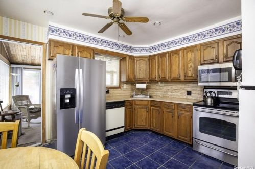 311 Maple Ct, Copiague, NY 11726-4620
