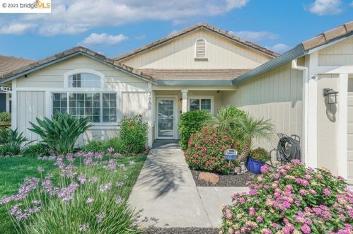 3889 Oak Grove Ct, Oakley CA  94561-4218 exterior