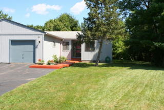 24 Hanningfield Cir, Fairport, NY 14450-1716