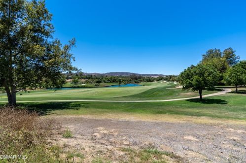 338 Country Club Dr, Simi Valley CA  93065-7647 exterior