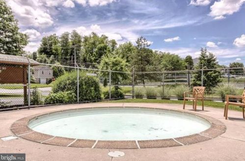 9 Conley Ln, Etters PA  17319-9015 exterior