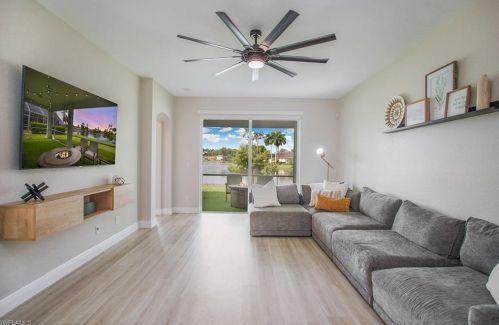 7579 Berkshire Pines Dr, Naples FL  34104-9445 exterior
