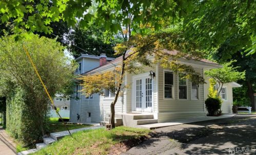 2 Metuchen Ave, Woodbridge, NJ 07095-1923