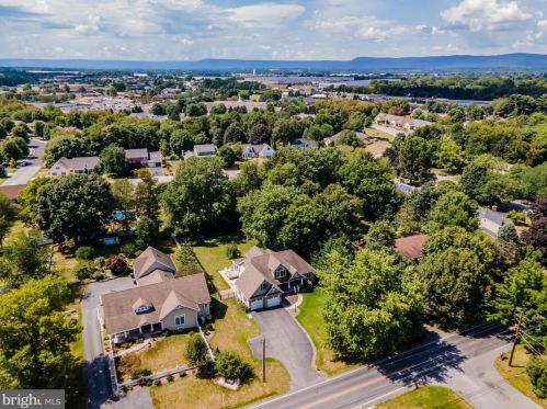 1022 Rockledge Dr, Carlisle PA  17015-9127 exterior