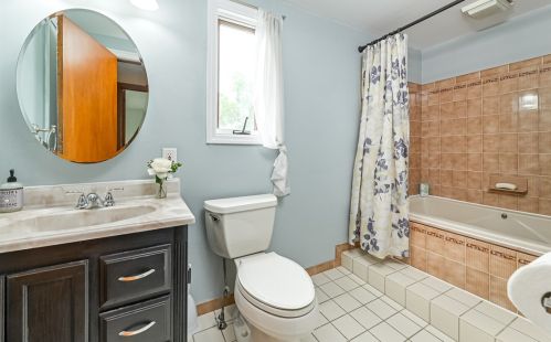 3437 Pinewood Dr, Whitaker PA  15120-1367 exterior