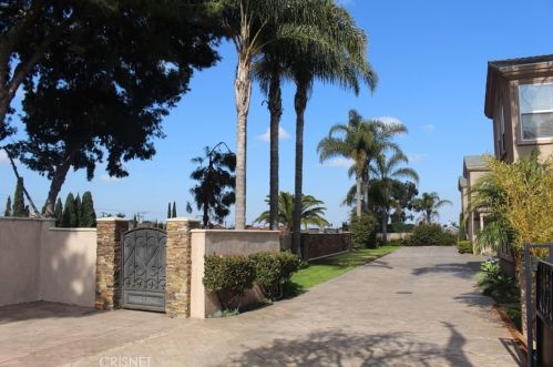 4625 172nd St, Lawndale, CA 90260-3415