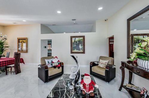 7534 5th Ct, Hialeah FL  33014-4921 exterior