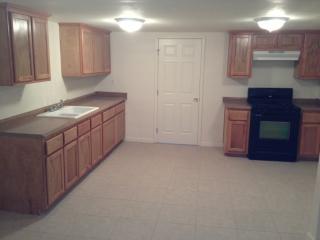 950 Baker St, Bakersfield CA  93305-4318 exterior