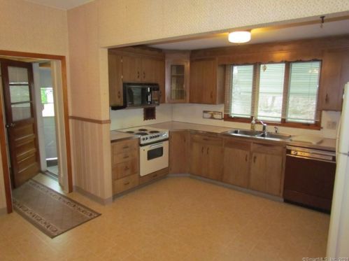 32 Denison Ave, Groton CT  06340-4415 exterior