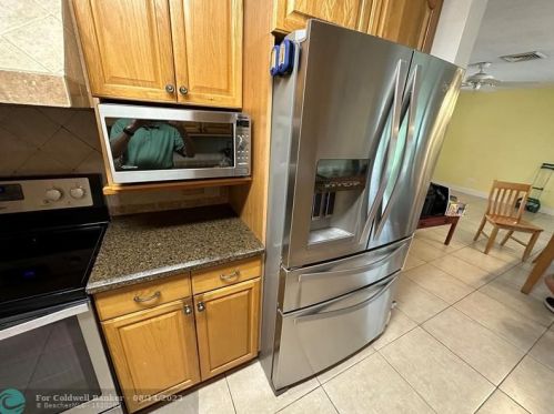 6873 Loch Ness Dr, Hialeah FL  33014-6072 exterior