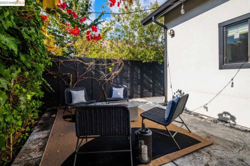 1077 57th St, Oakland CA  94608-2744 exterior