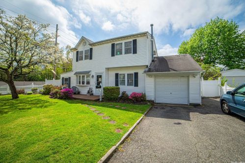 1056 Courtland Dr, Bayshore, NY 11706-6336