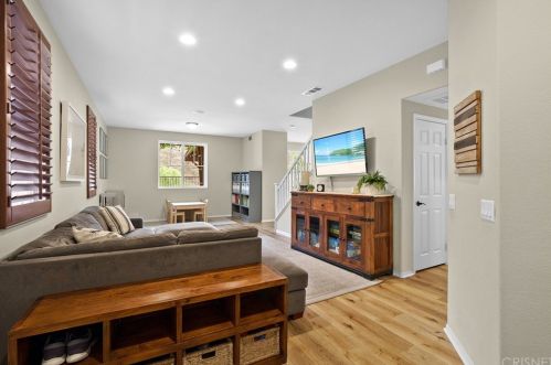 20018 Christopher Ln, Santa Clarita, CA 91350-3685